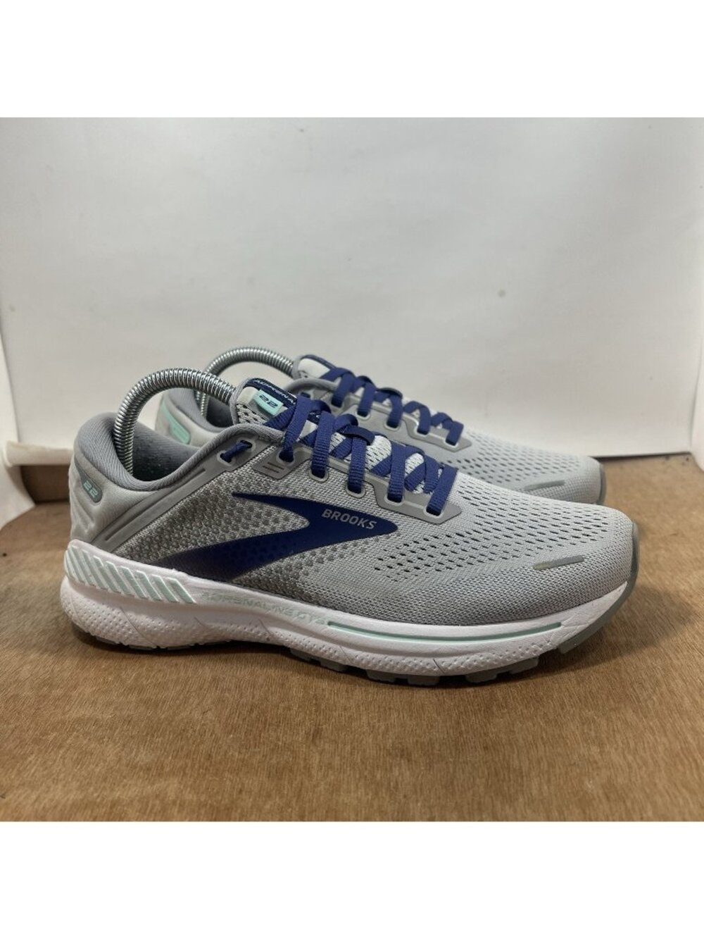 Brooks Adrenaline GTS 22 Womens Size 9 Grey Running Shoes